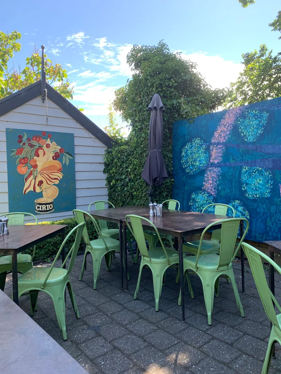 Vibe, Little Swallow Cafe