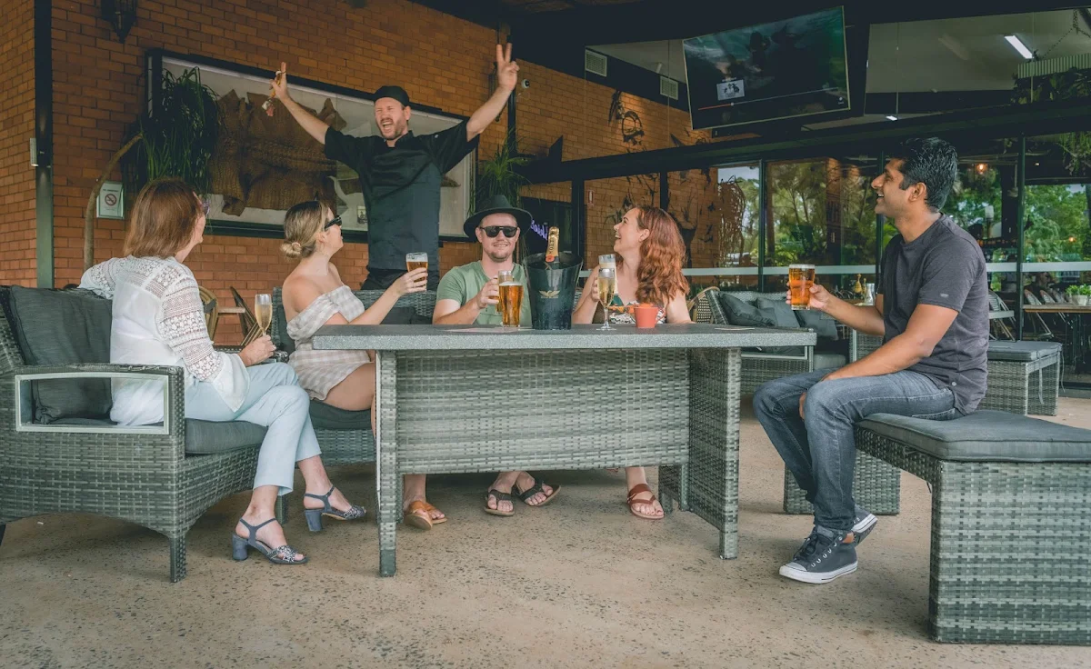 Vibe, Lil'Ripper Cafe, Bar & Bistro