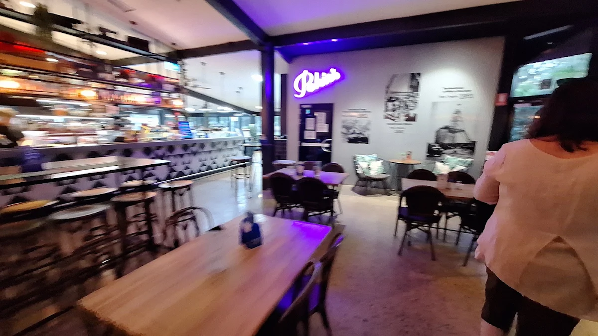 Vibe, Lil'Ripper Cafe, Bar & Bistro