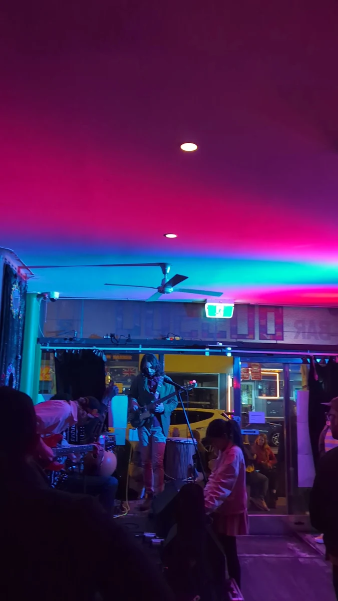 Vibe, Bar Oussou
