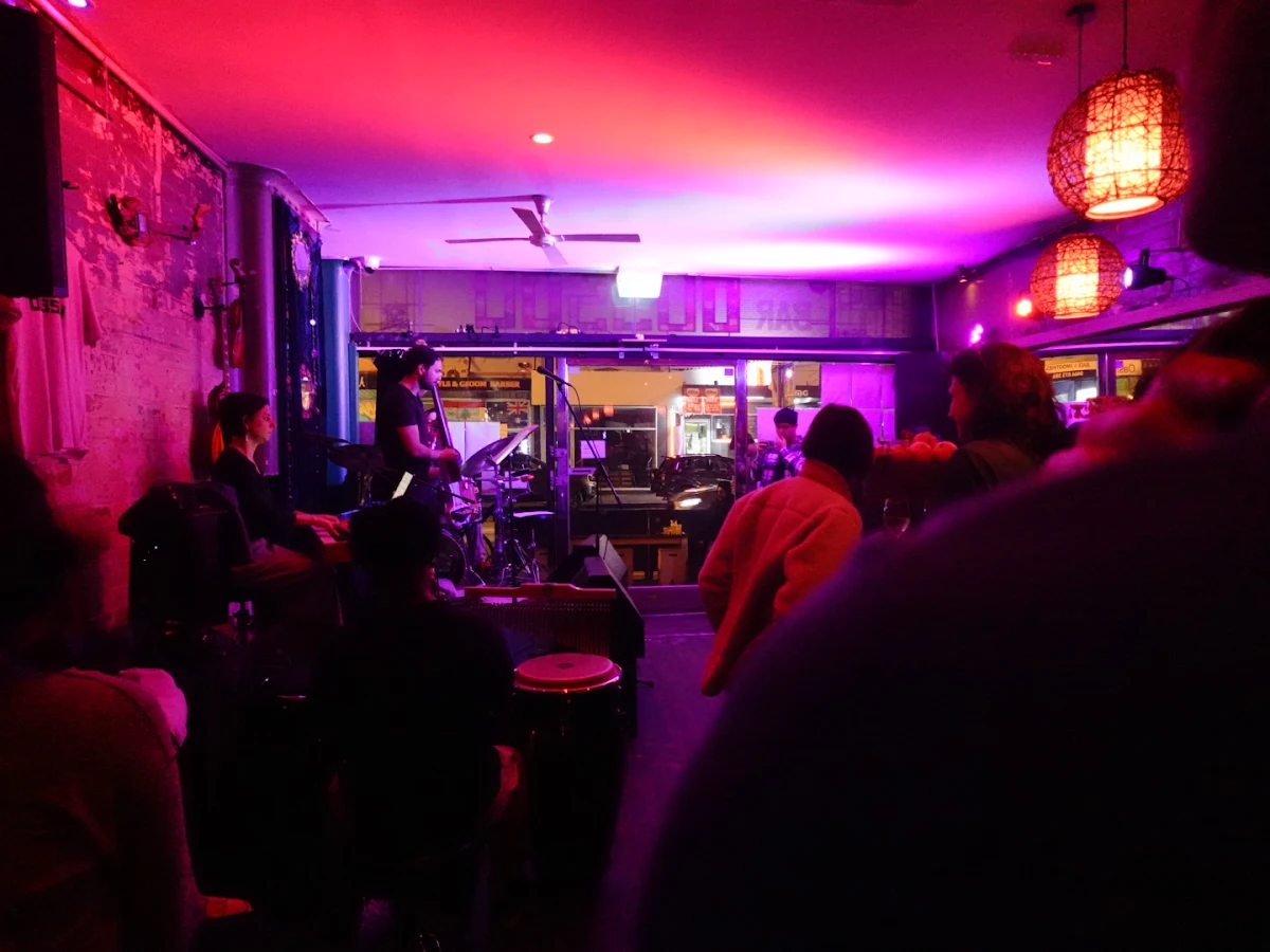 Vibe, Bar Oussou
