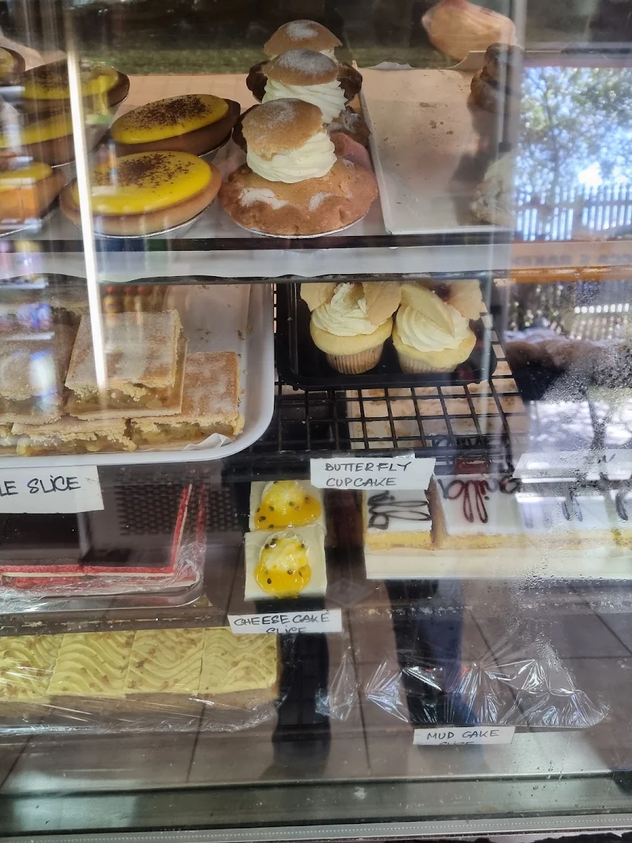 Vibe, Macca's Bake House