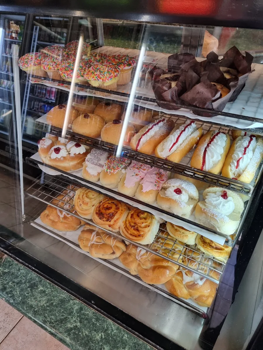 Vibe, Macca's Bake House
