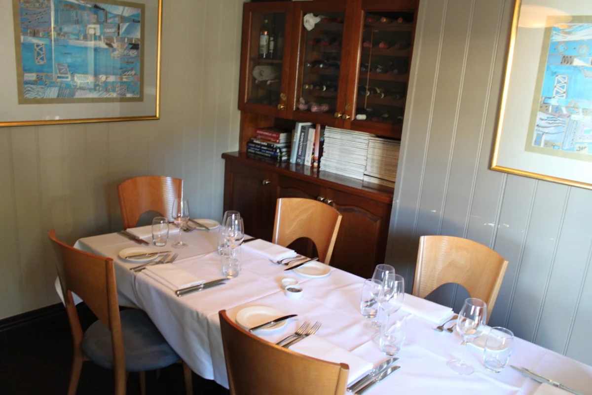Vibe, Two Small Rooms Restaurant
