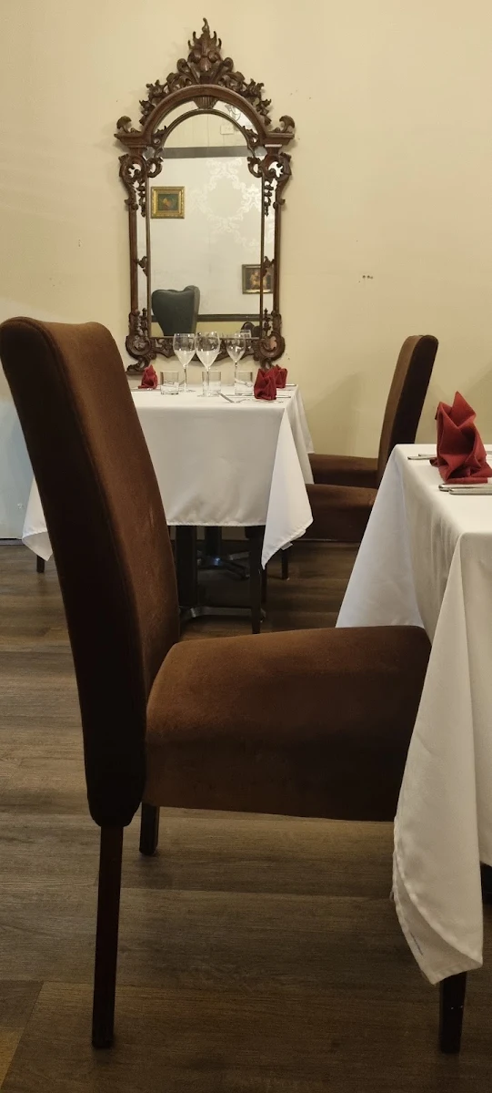Vibe, Two Small Rooms Restaurant
