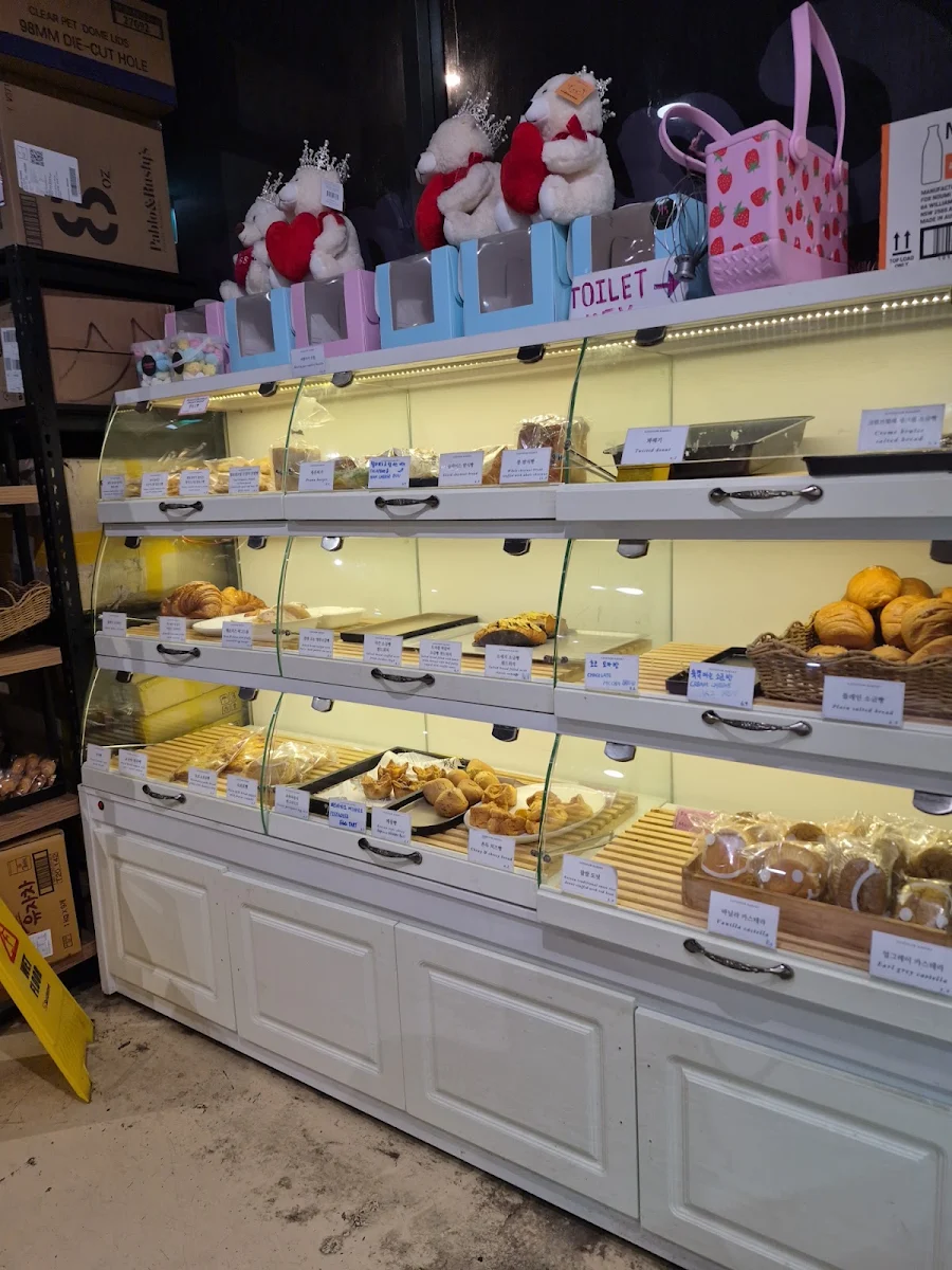 Vibe, Gangnam bakery