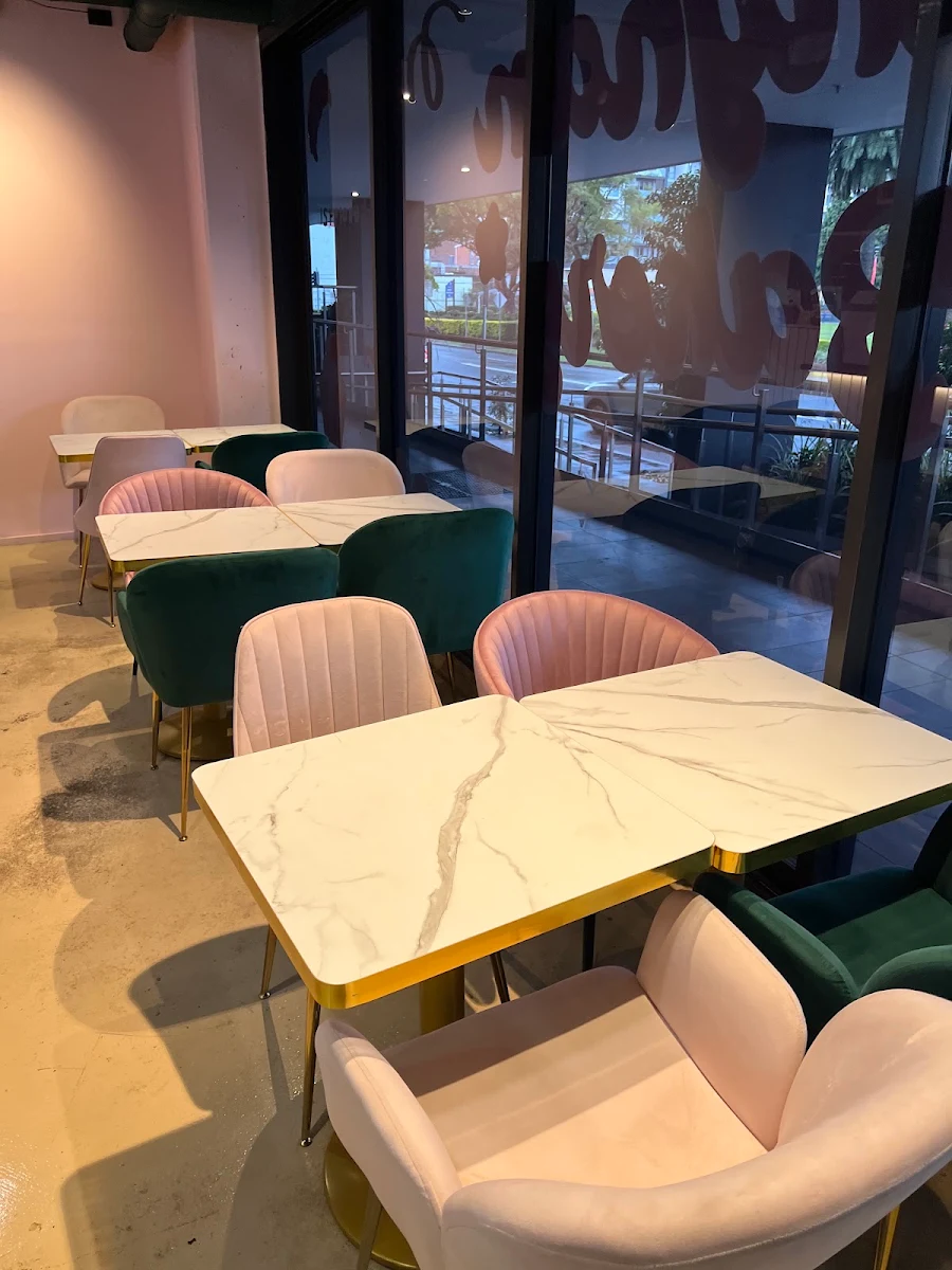 Vibe, Gangnam bakery