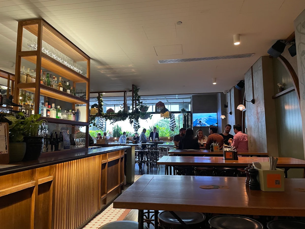 Vibe, Verandah Bar