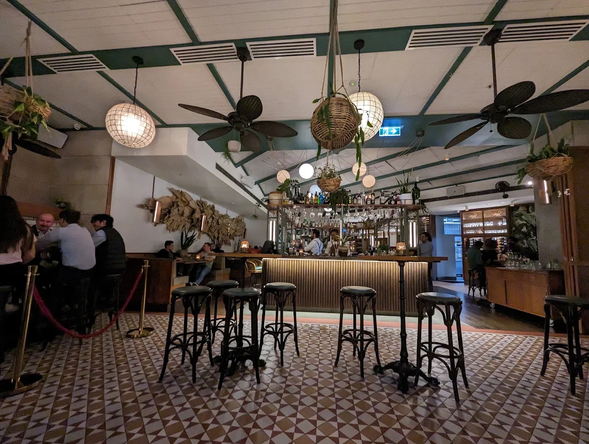 Vibe, Verandah Bar