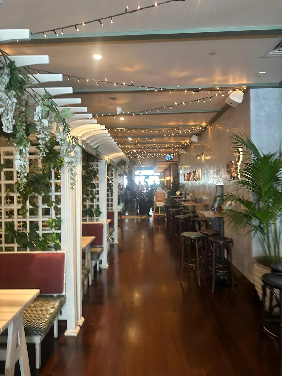 Vibe, Verandah Bar