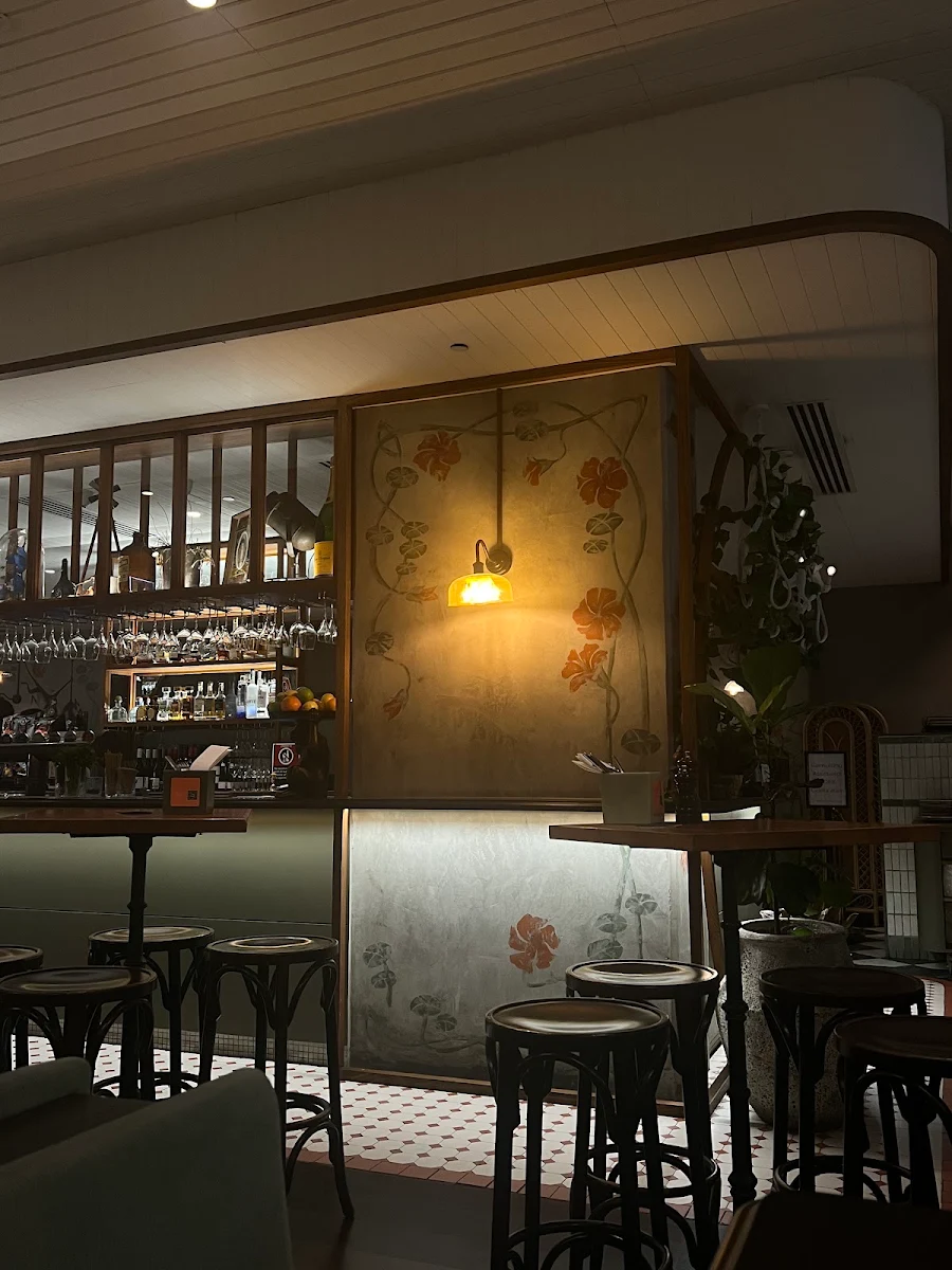 Vibe, Verandah Bar