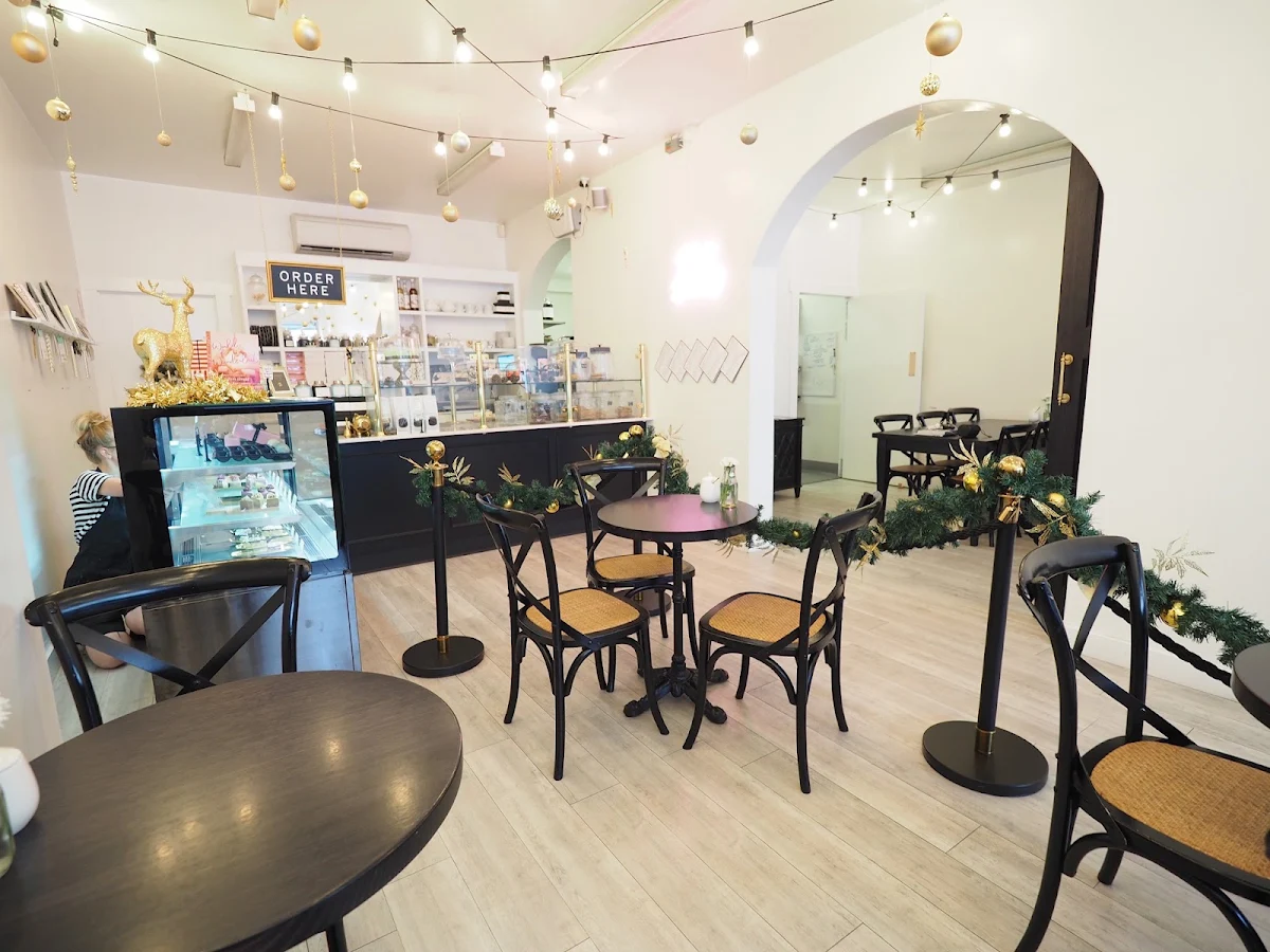 Vibe, Charlie's Dessert House