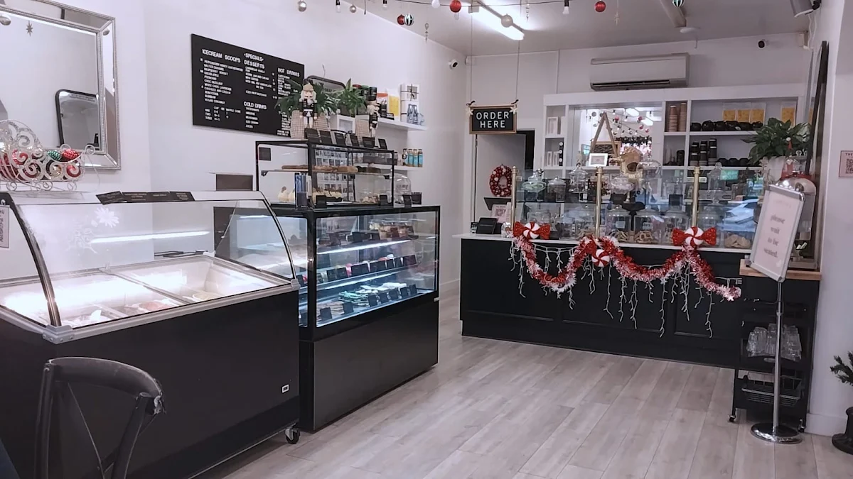 Vibe, Charlie's Dessert House