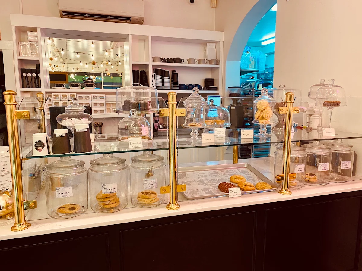 Vibe, Charlie's Dessert House