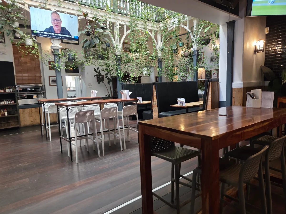Vibe, Marine Lounge Bar