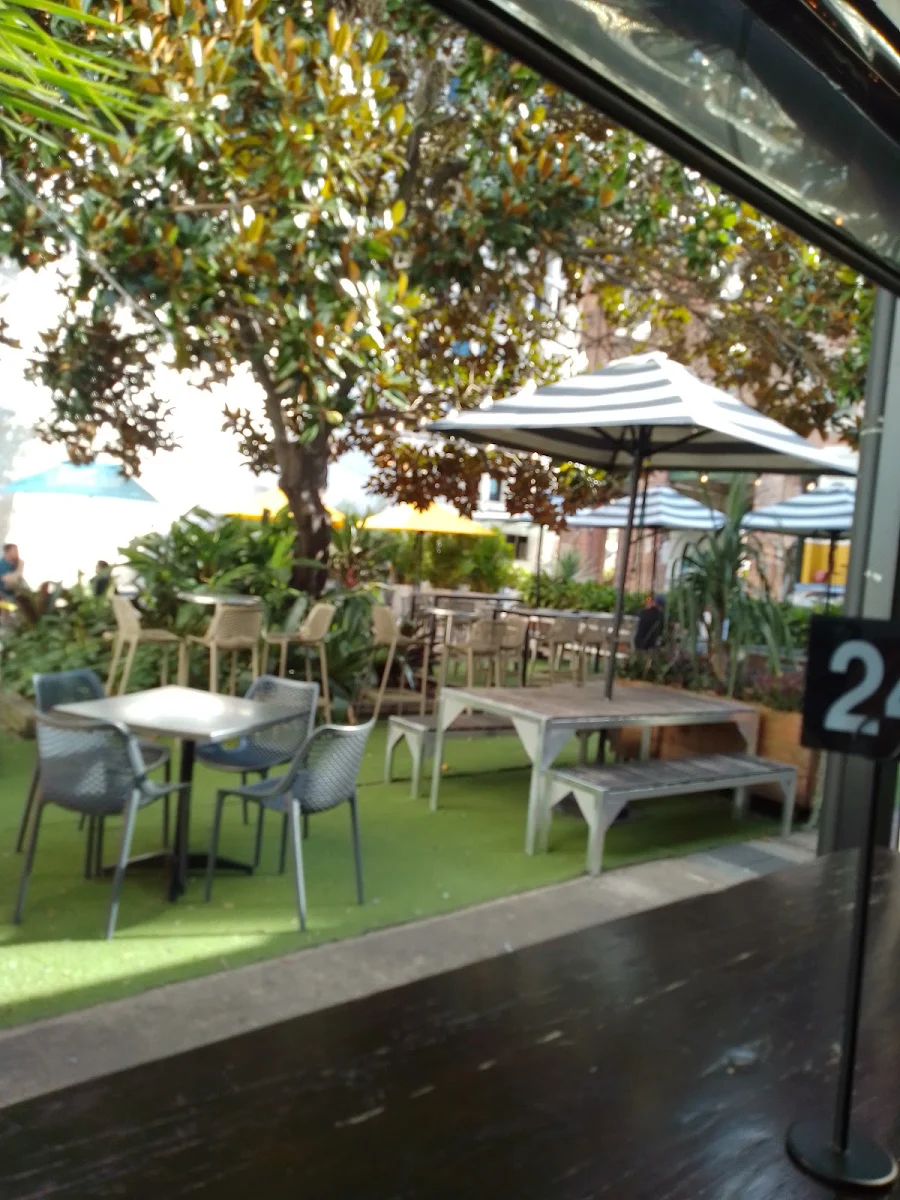 Vibe, Clarendon Hotel