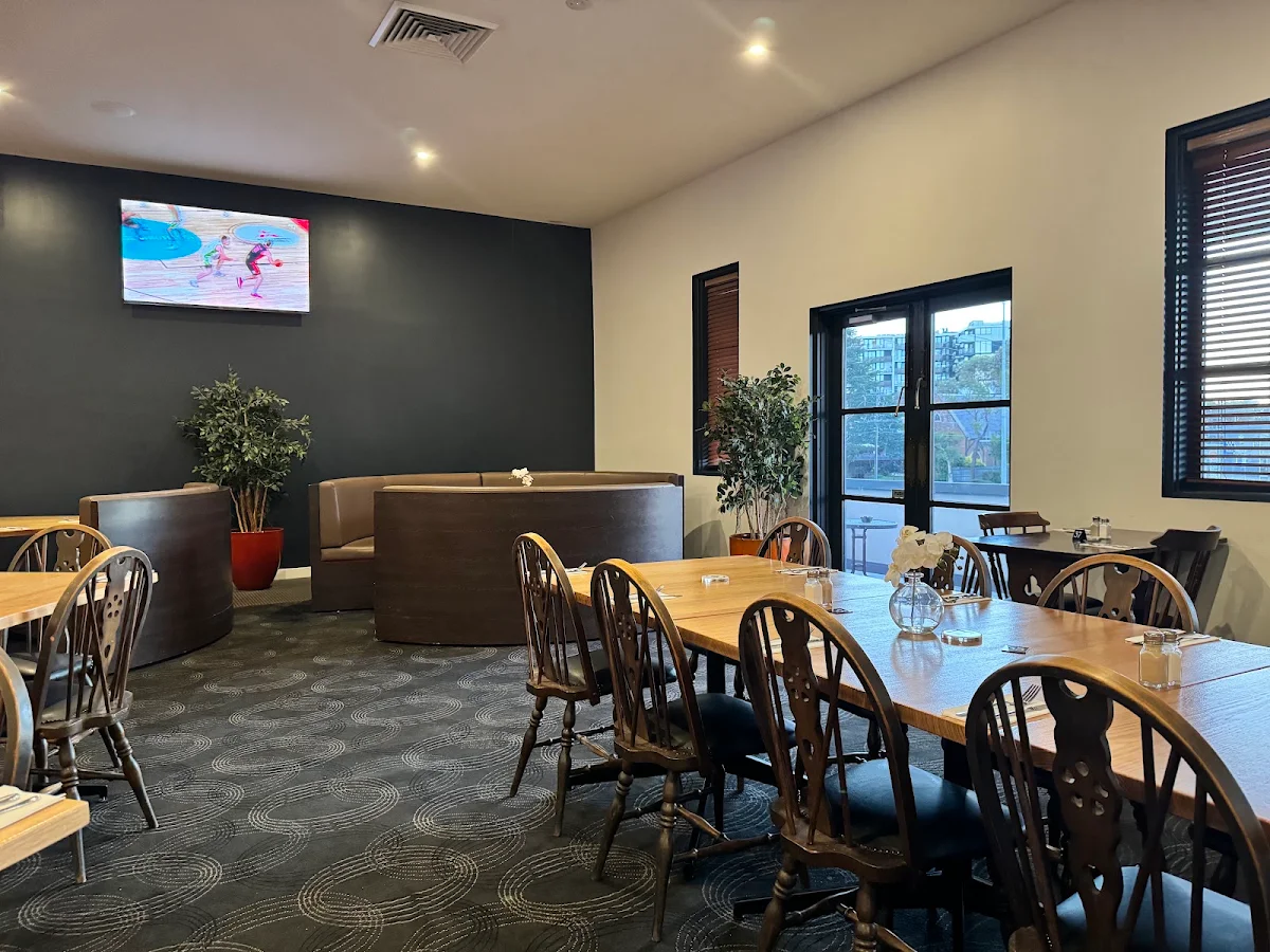 Vibe, Tudor Inn