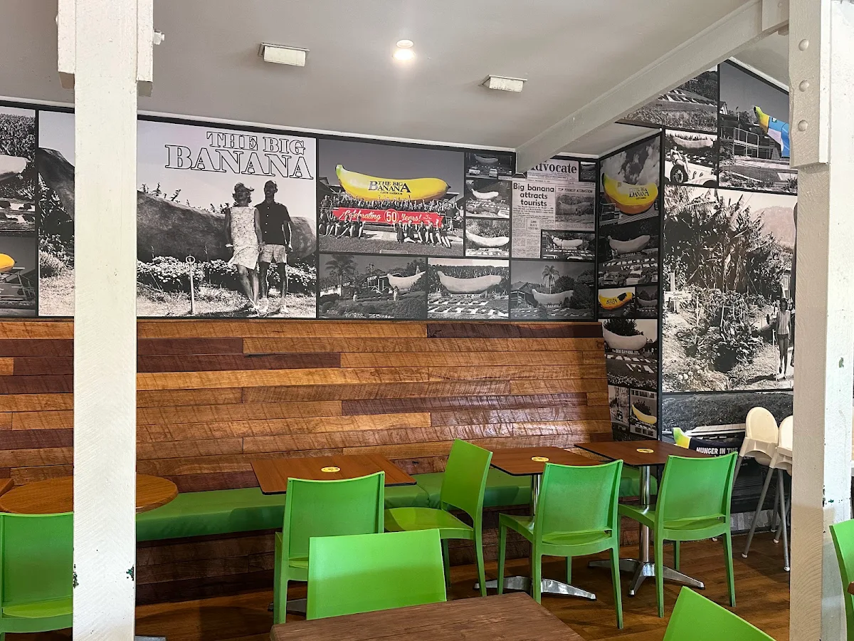 Vibe, Bananas cafe