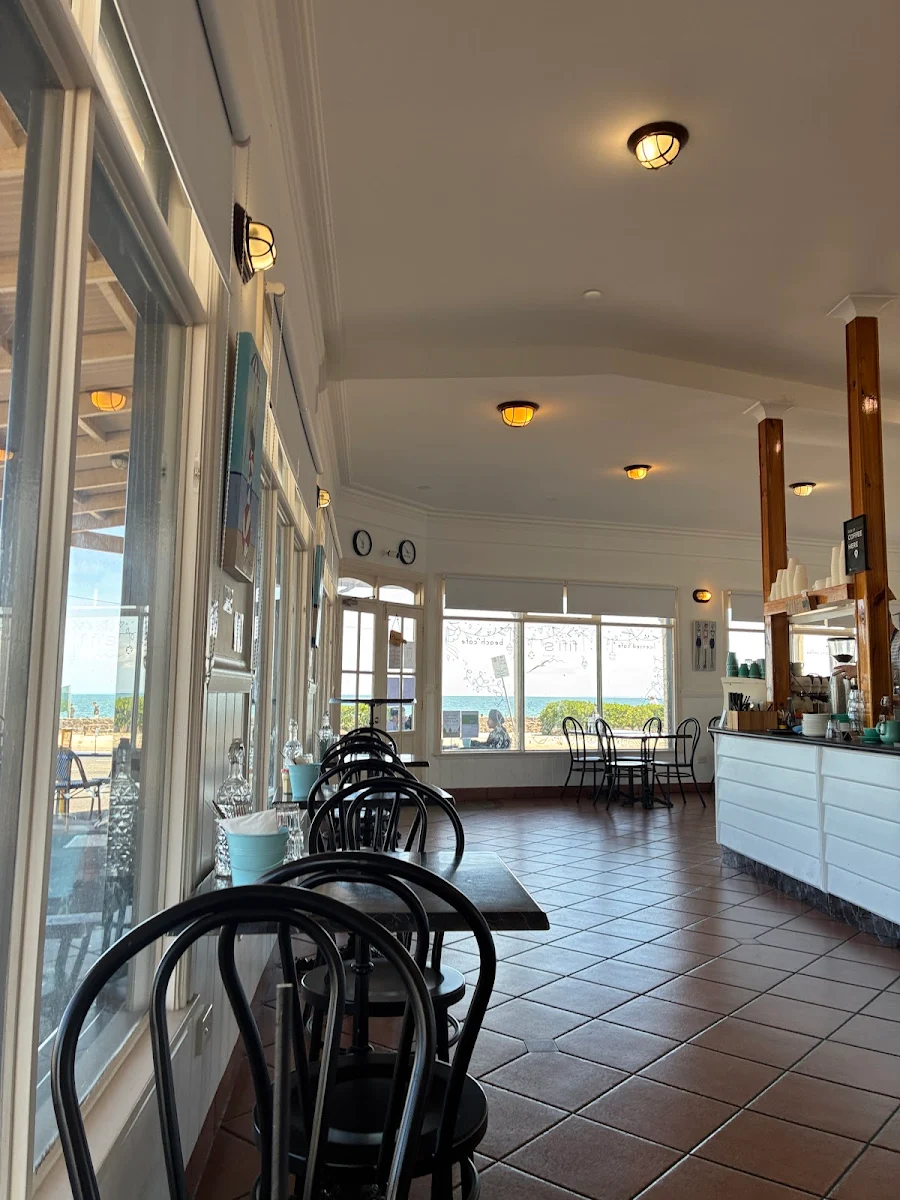 Vibe, Fifi’s By The Beach