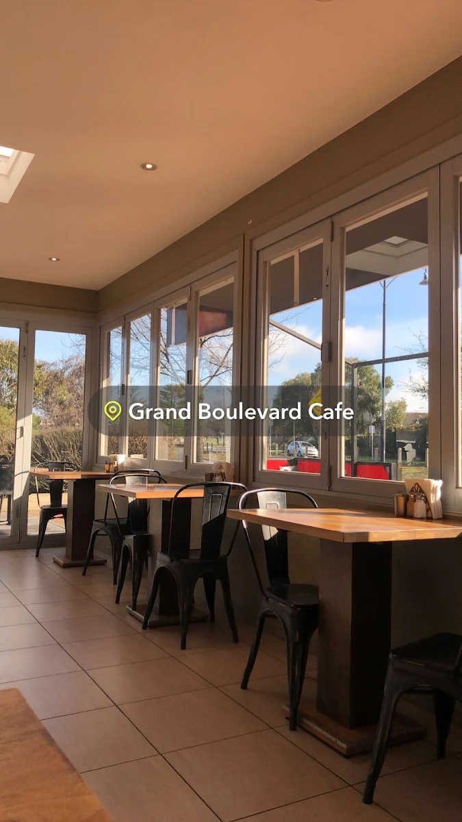 Vibe, Grand Boulevard Cafe