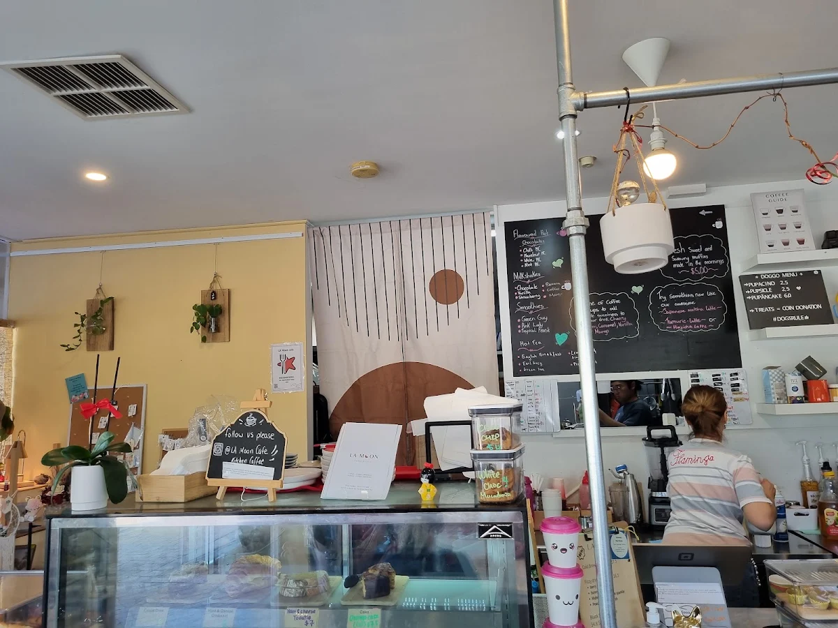 Vibe, LA Moon cafe