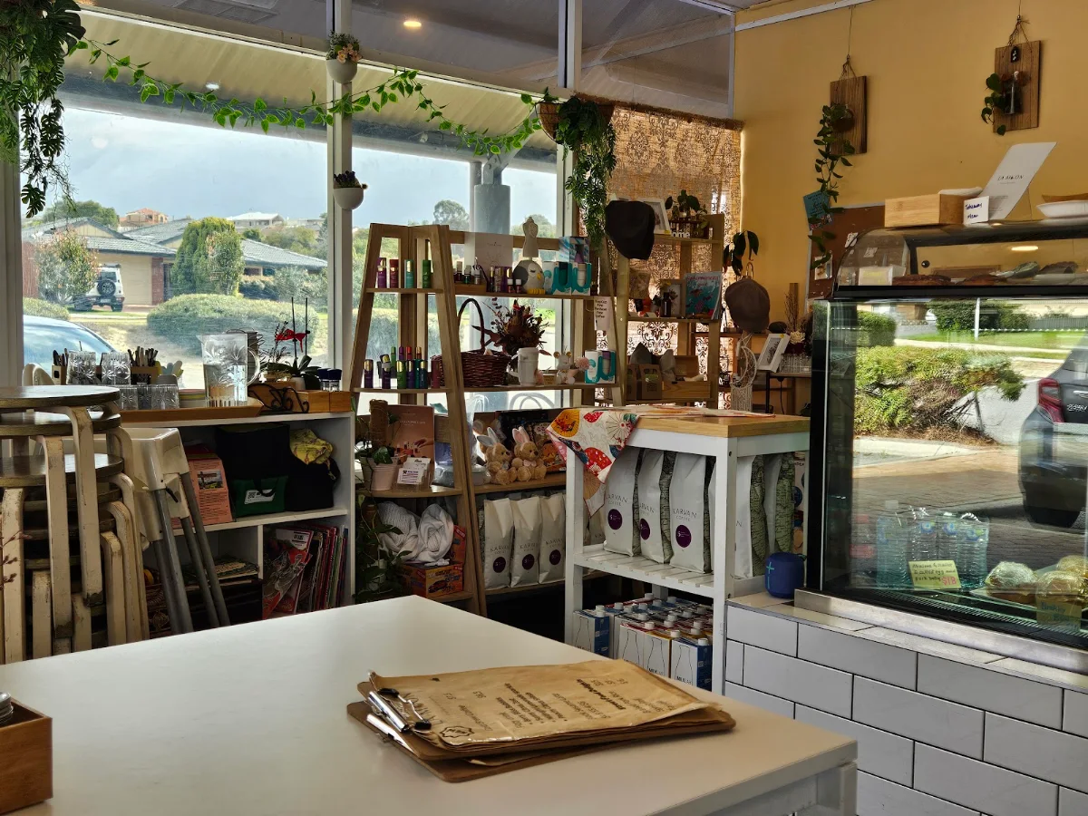 Vibe, LA Moon cafe