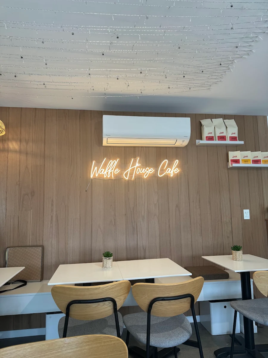 Vibe, WAHO Cafe