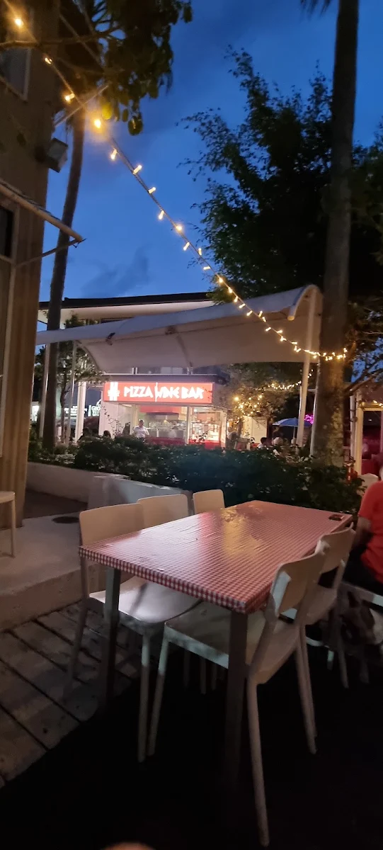 Vibe, George's Paragon Pizza & Wine Bar