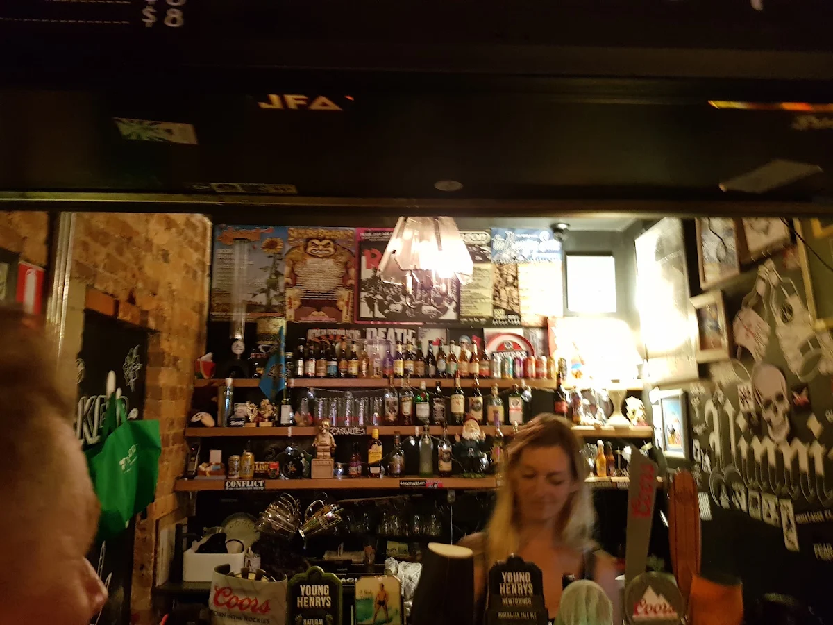 Vibe, VINNIES DIVE BAR