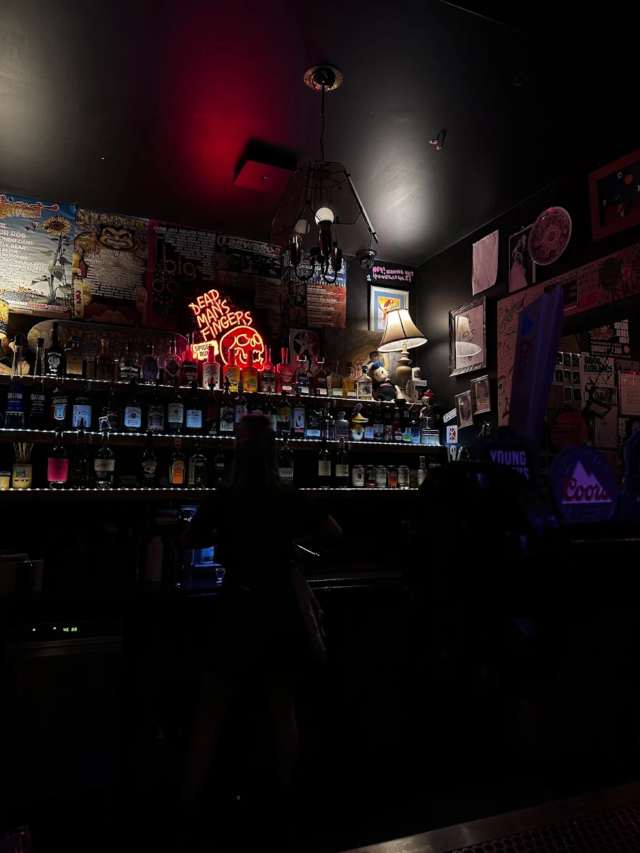 Vibe, VINNIES DIVE BAR