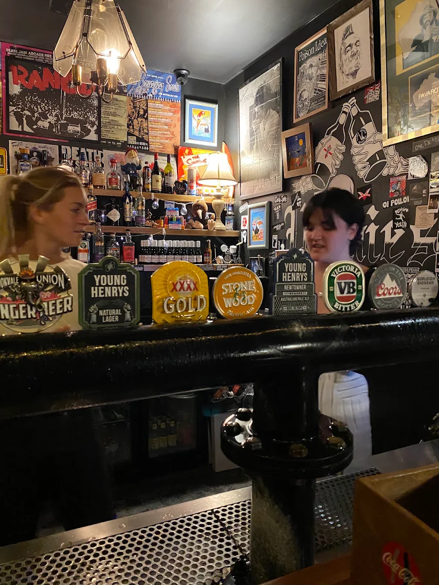Vibe, VINNIES DIVE BAR