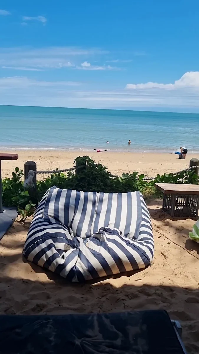 Vibe, Enzo's on the Beach