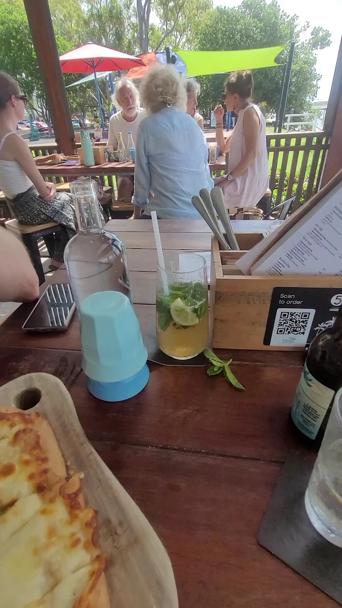 Vibe, Enzo's on the Beach