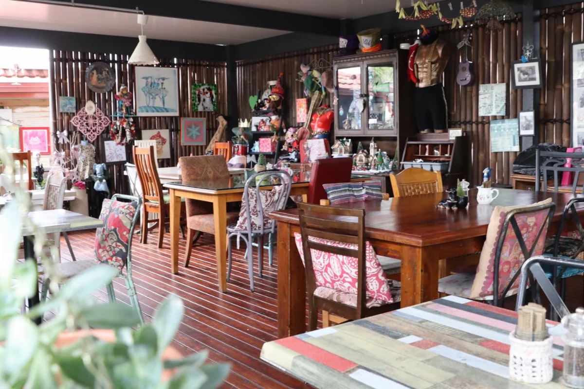 Le Vintage Boutique Cafe cover