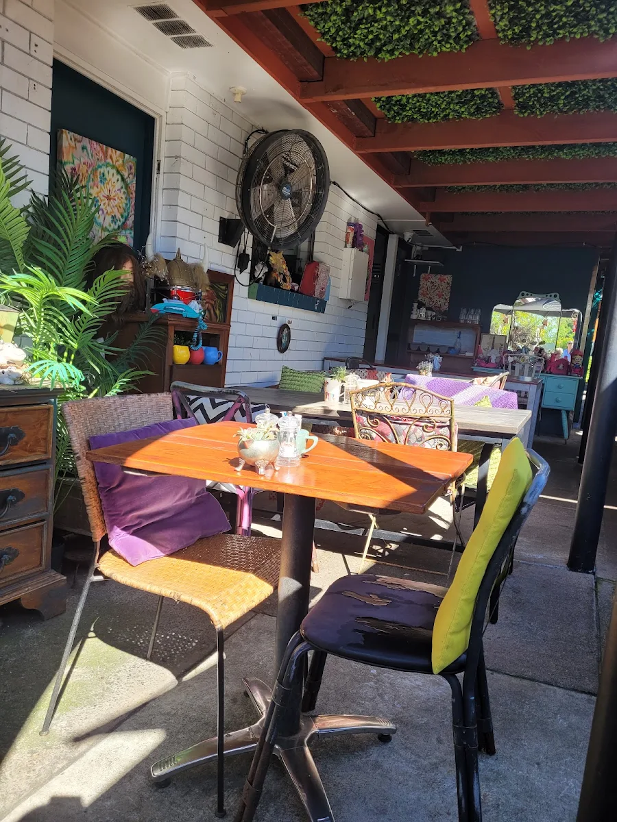 Vibe, Le Vintage Boutique Cafe