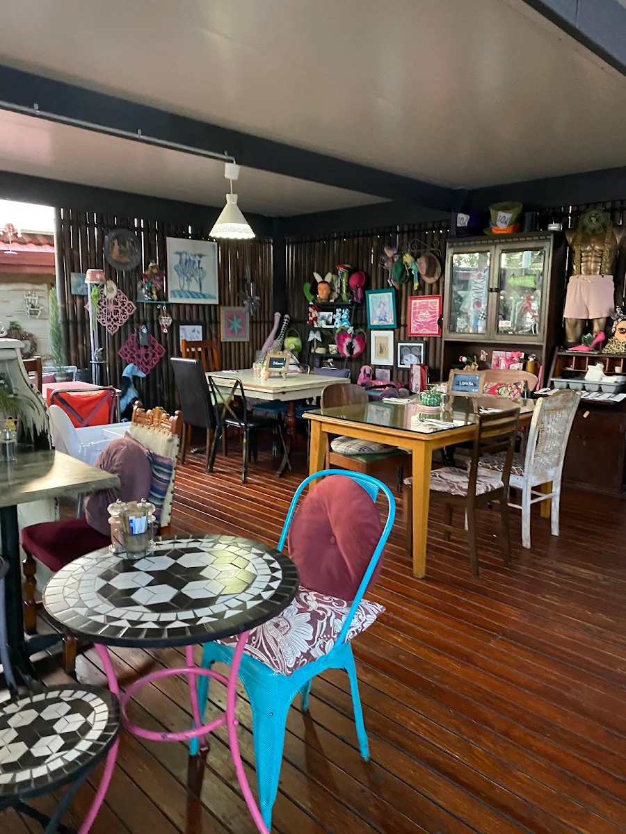 Vibe, Le Vintage Boutique Cafe