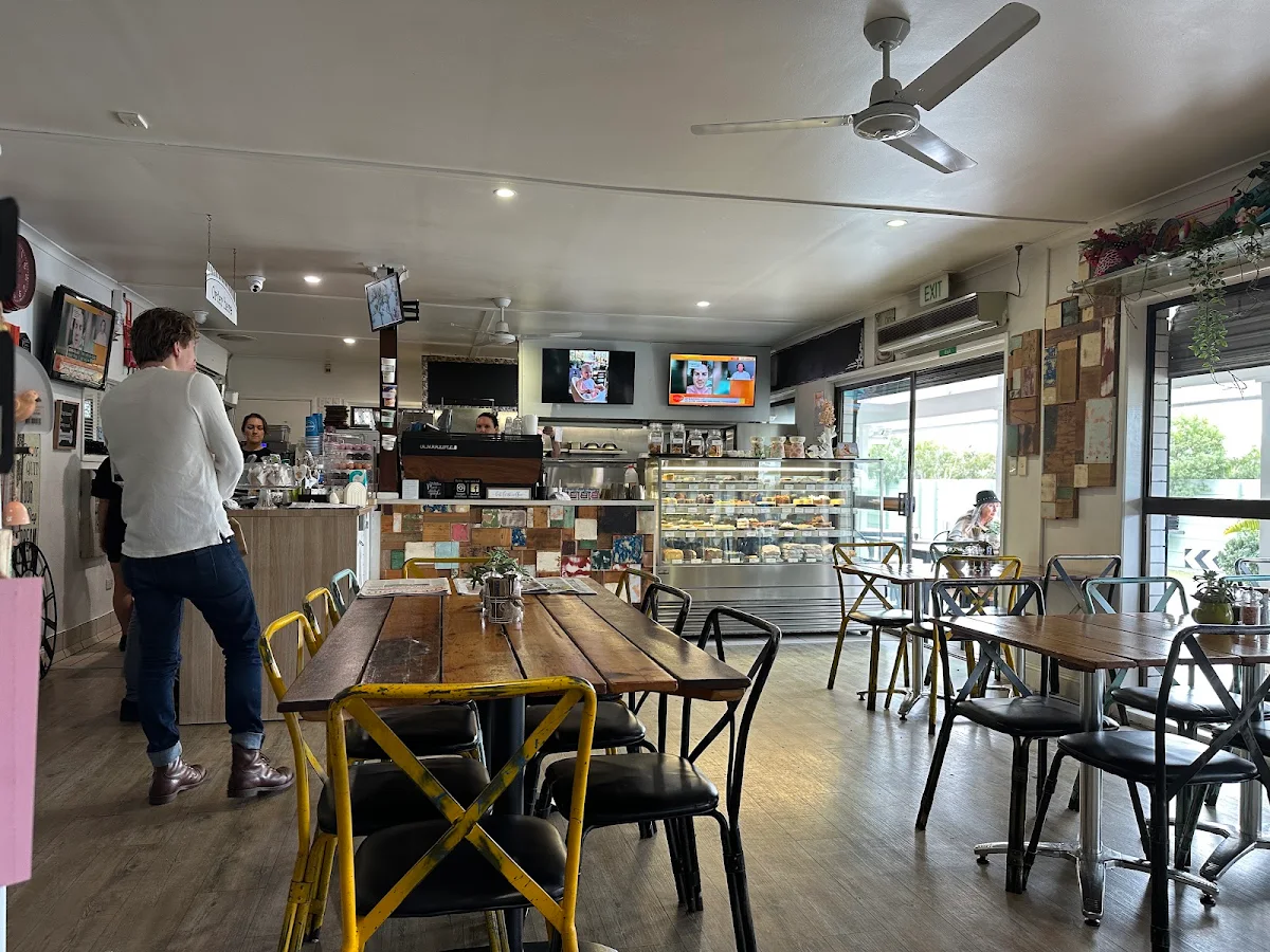 Vibe, Le Vintage Boutique Cafe