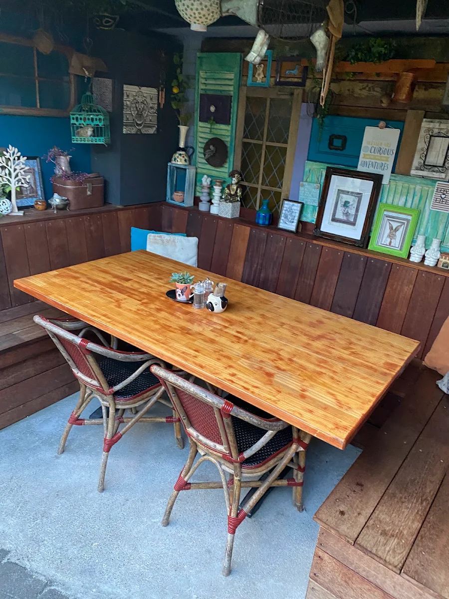 Vibe, Le Vintage Boutique Cafe