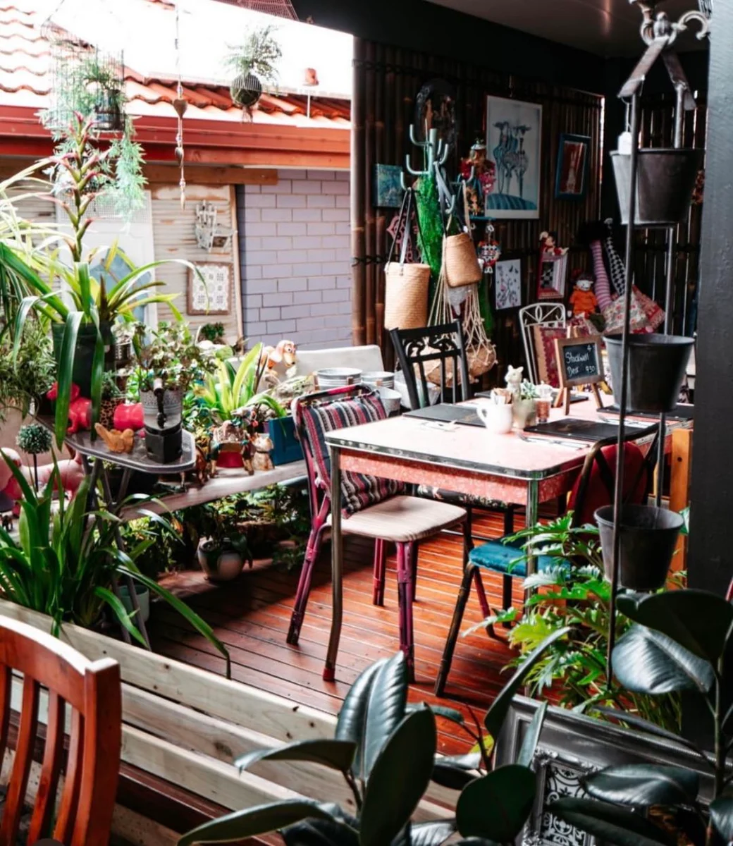 Vibe, Le Vintage Boutique Cafe