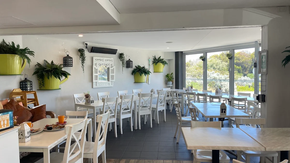 Vibe, Beachpoint Cafe