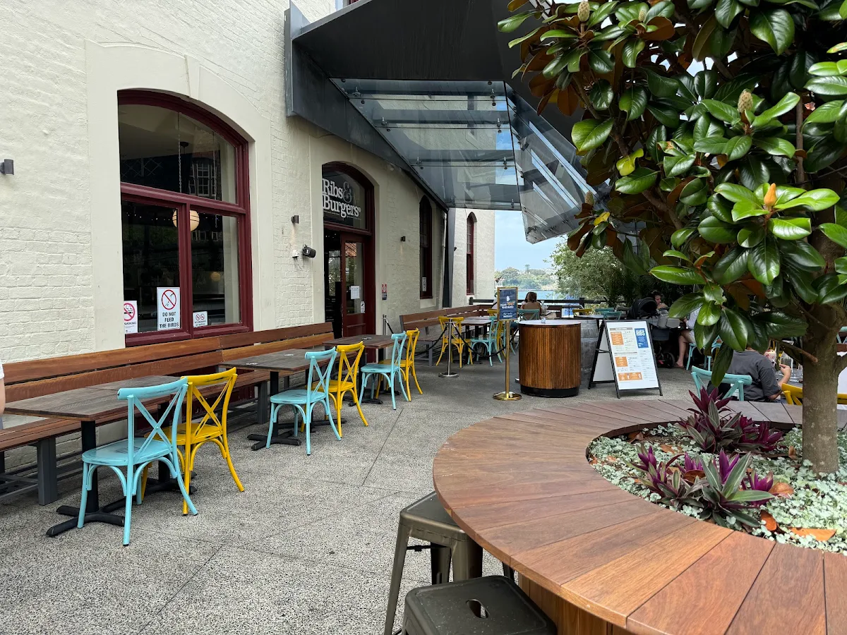 Vibe, Ribs & Burgers The Rocks