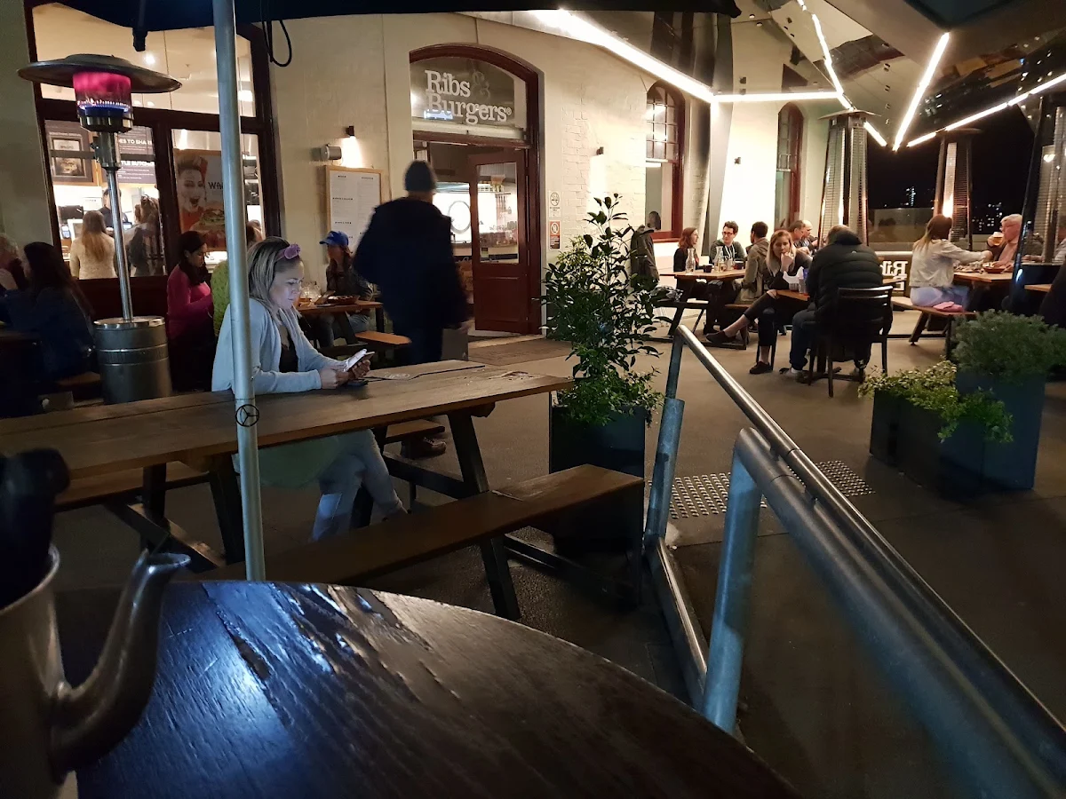 Vibe, Ribs & Burgers The Rocks