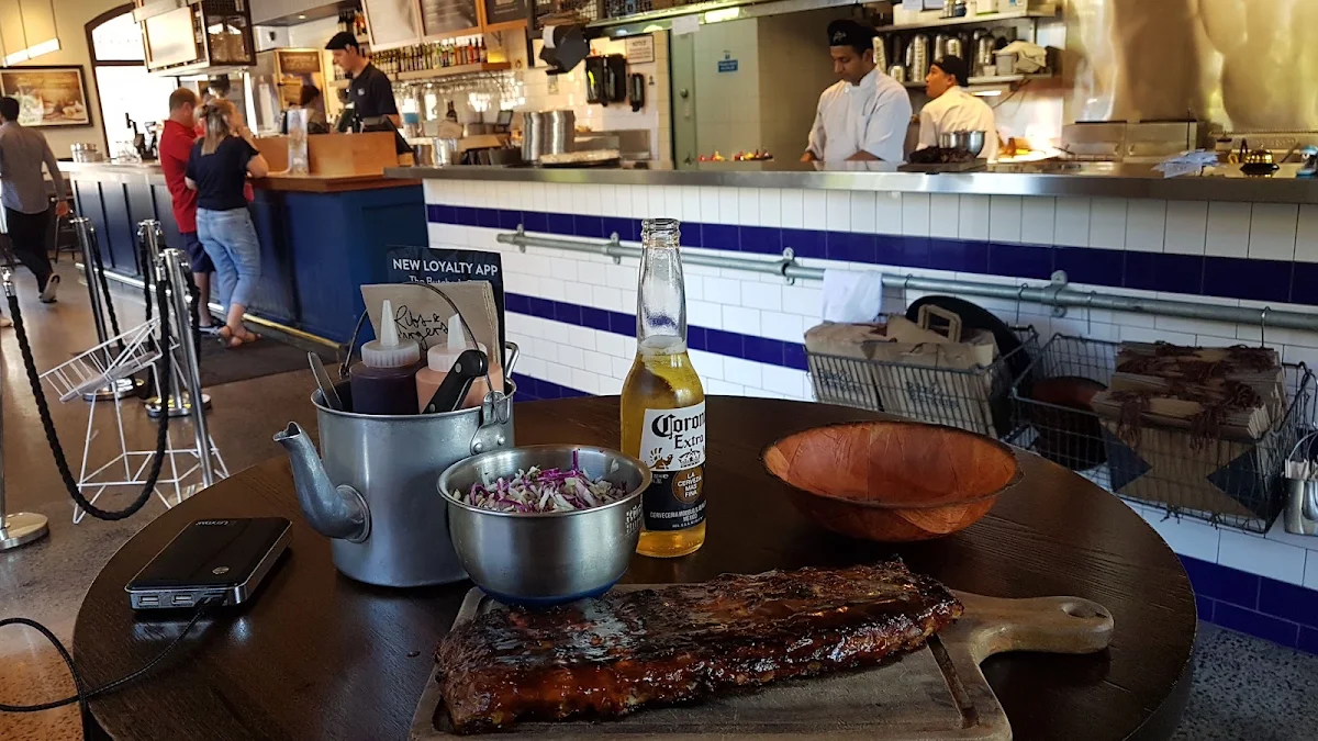 Vibe, Ribs & Burgers The Rocks