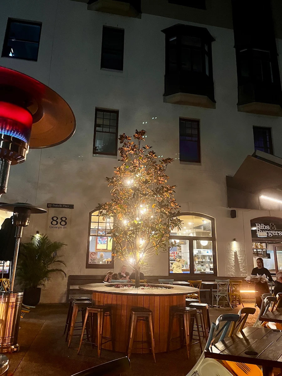 Vibe, Ribs & Burgers The Rocks