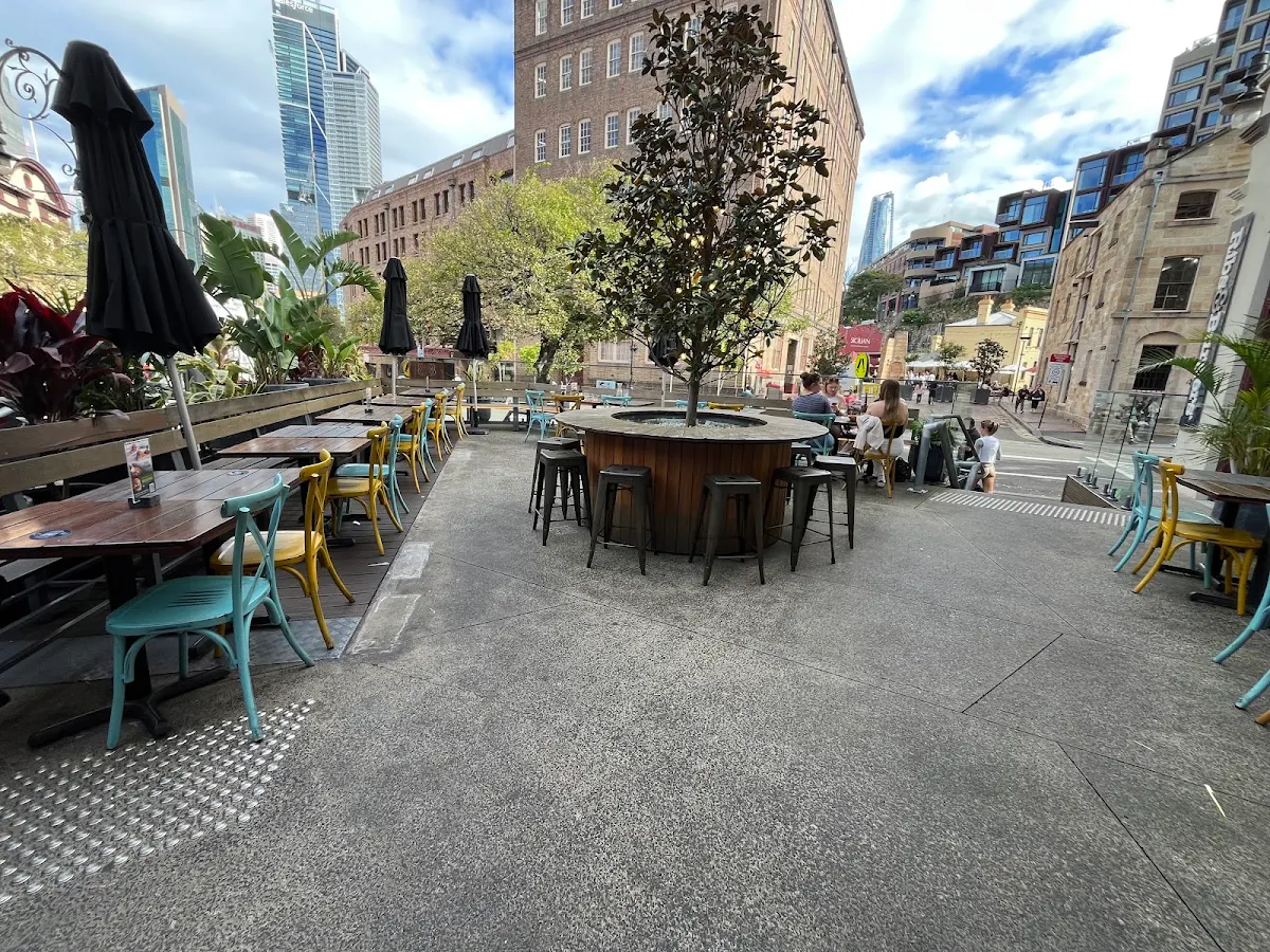 Vibe, Ribs & Burgers The Rocks