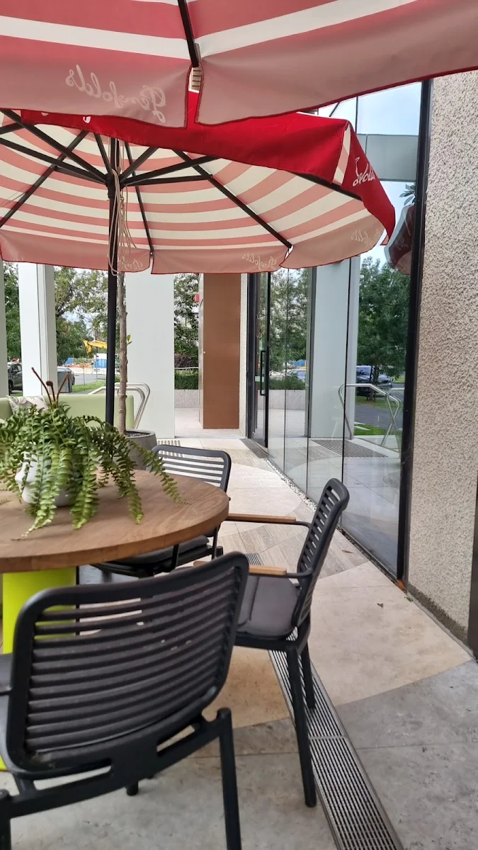 Vibe, Corner Stone Café