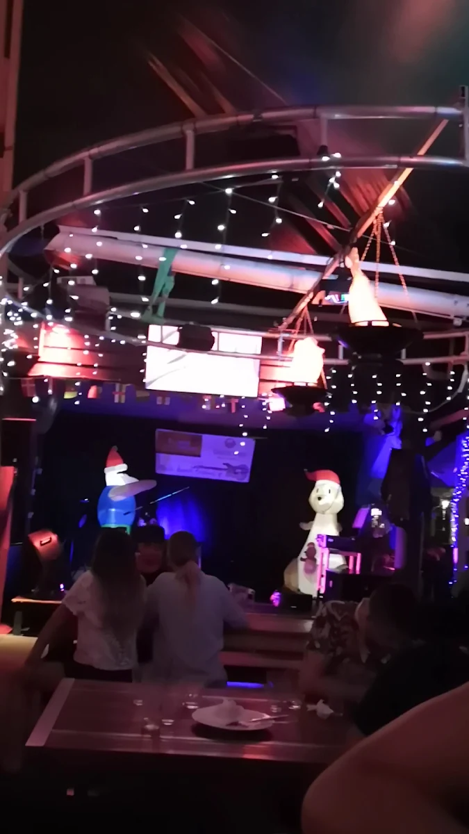 Vibe, Beaches Bar & Grill