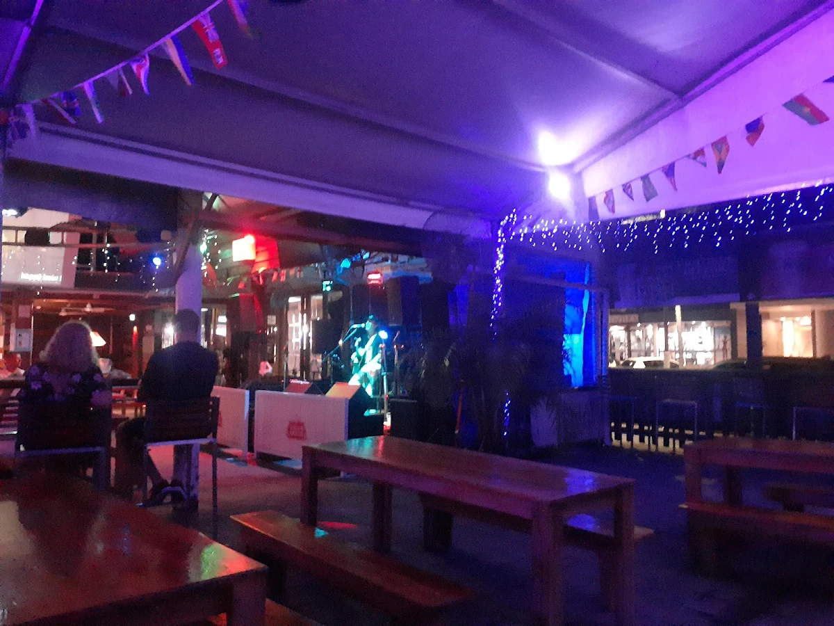 Vibe, Beaches Bar & Grill