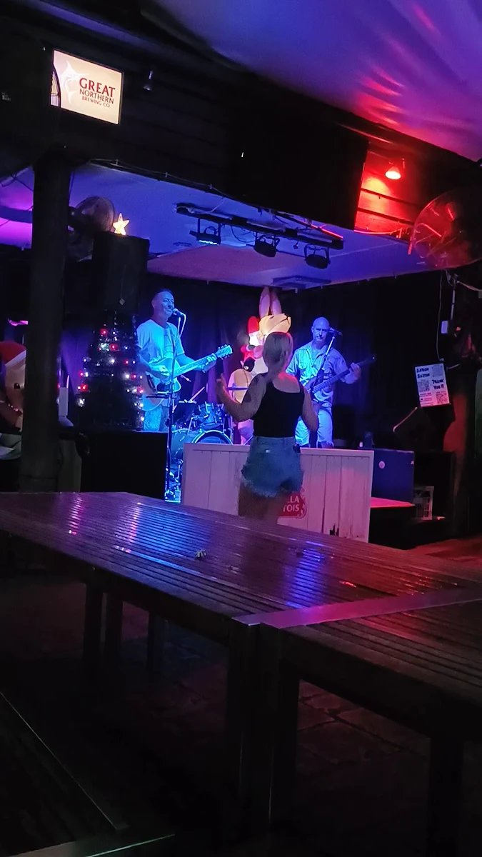 Vibe, Beaches Bar & Grill