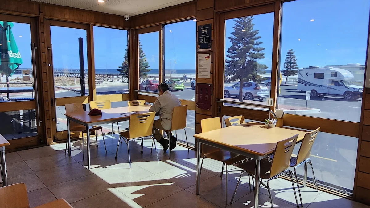 Vibe, YE OLDE CAFE MOONTA BAY